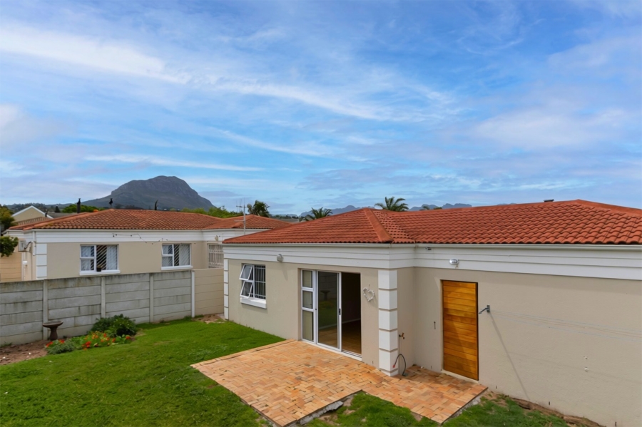 2 Bedroom Property for Sale in Somerset Ridge Western Cape
